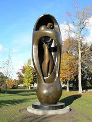180px-Henry_Moore_at_Kew_Gardens_563.JPG