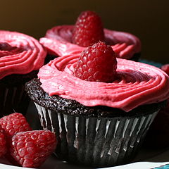 240px-Chocolate_Cupcakes_with_Raspberry_Buttercream_detail.jpg