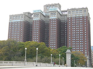 320px-Chicago_Hilton_Hotel.jpg