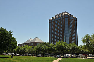 320px-Hilton_Anatole_-_Dallas_-_4393_-_jpfagerback_2013-05-04.JPG