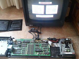Amstrad_CPC6128,_keyboard_removed.jpg
