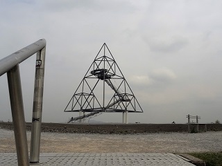 Bottrop_Halde_Beckstraße_Tetraeder.JPG