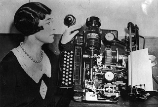 Bundesarchiv_Bild_183-2008-0516-500,_Fernschreibmaschine_mit_Telefonanschluss.jpg