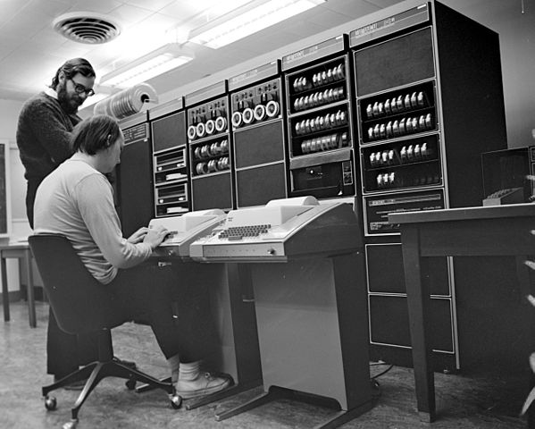 Ken_Thompson_and_Dennis_Ritchie_at_PDP-11.jpg