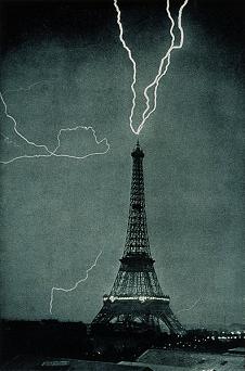 Lightning_striking_the_Eiffel_Tower_-_NOAA.jpg