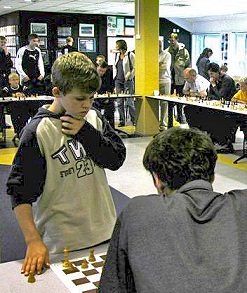 Magnus_Carlsen_simultan-dscn0443-2.jpg