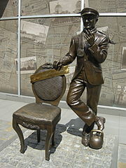 Monument_to_Ostap_Bender_in_Kremenchuk.JPG