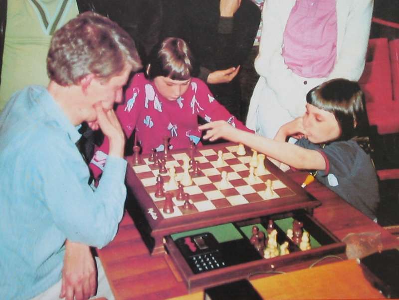Polgar_sisters_against_Mephisto.jpg